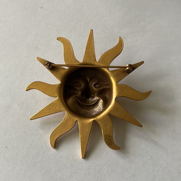 Smiling sun brooch. - Picture 3 of 4